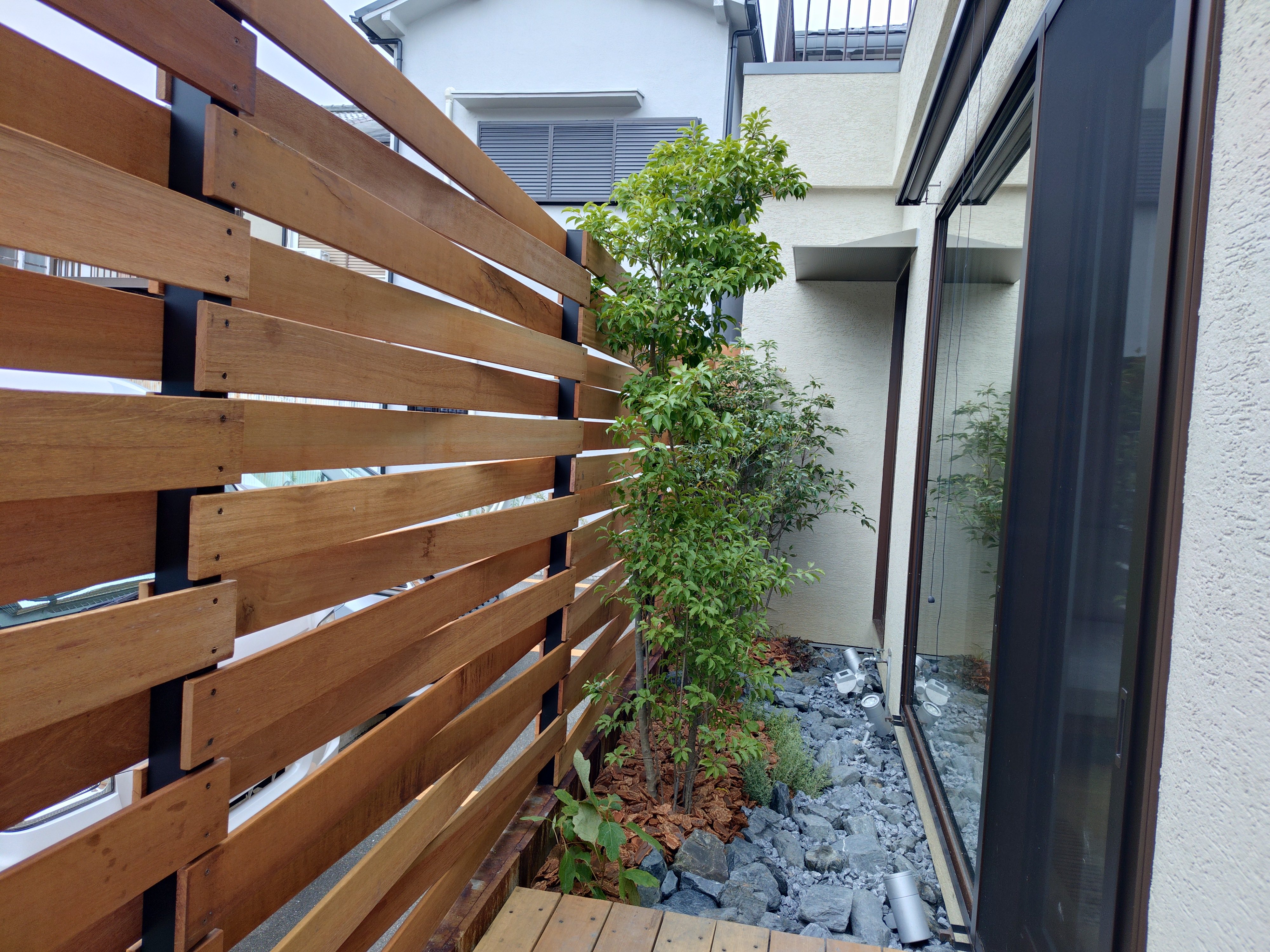 大阪市旭区｜ヤマボウシを主木にした、木と石の坪庭づくり（植栽・石敷き・バークチップ・灌水設備）