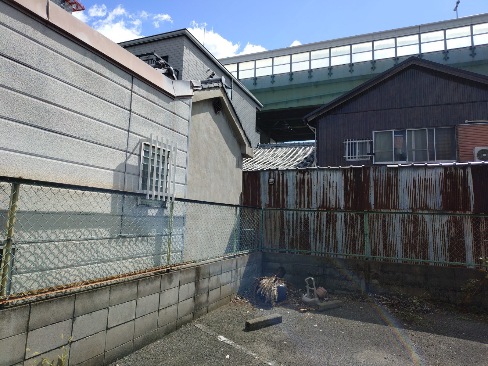 近隣の駐車場に迷惑な植木の伐採。落ち葉の掃除が大変|大阪府守口市