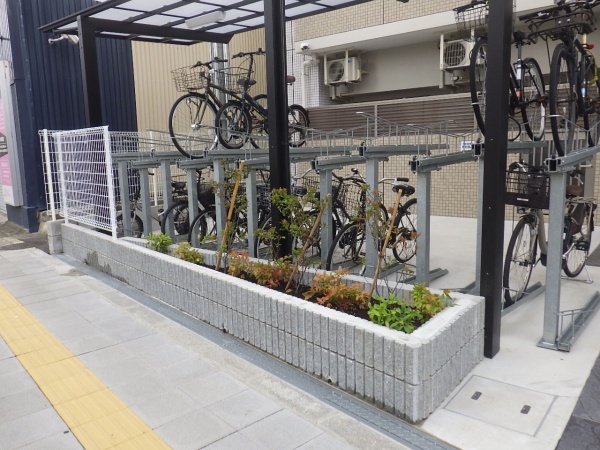 駐輪場の通り抜け防止のために「花壇作成」を2人2日で実施した事例｜大阪府大阪市鶴見区Kマンション様
