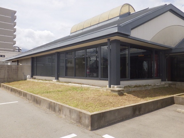 飲食店前の植え込み50㎡と駐車場内の「草刈り」を1人1日で実施した事例｜大阪府大阪市鶴見区K様