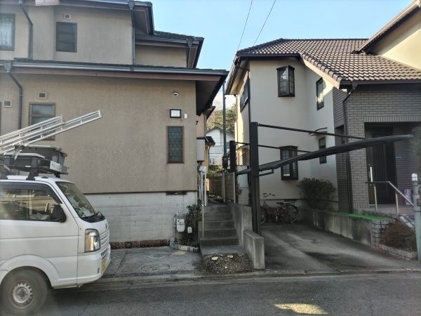 隣家のカーポートの屋根に接触していた月桂樹を伐採した事例│奈良県奈良市T様