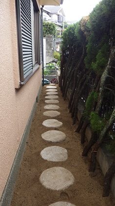 歩きやすい飛び石