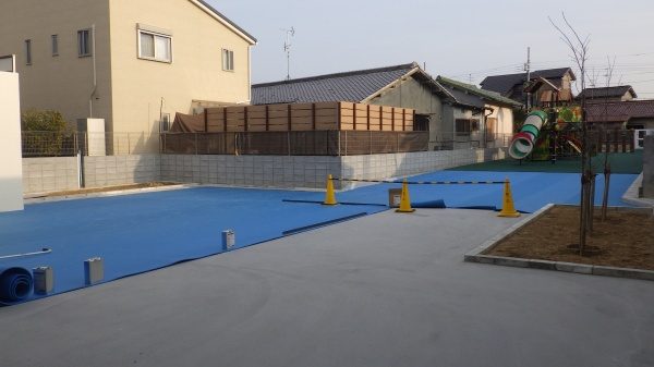 保育園への人工芝敷設工事 作業中