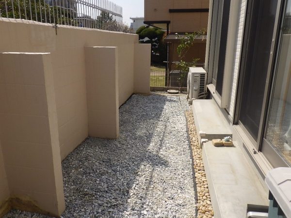 庭の雑草対策のため芝生を撤去し、防草シートと砂利敷きを施工した事例|大阪市平野区 K様