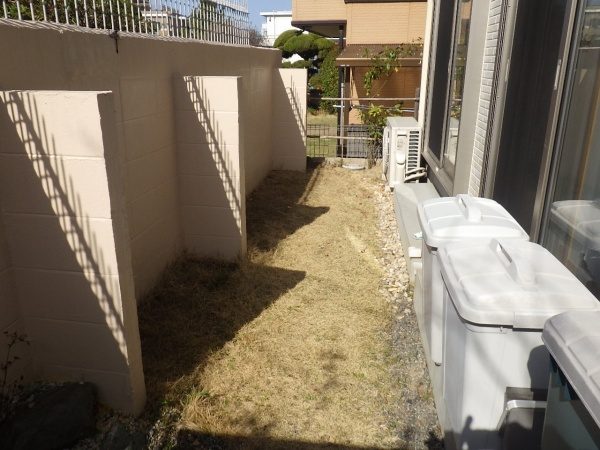 庭の雑草対策のため芝生を撤去し、防草シートと砂利敷きを施工した事例|大阪市平野区 K様