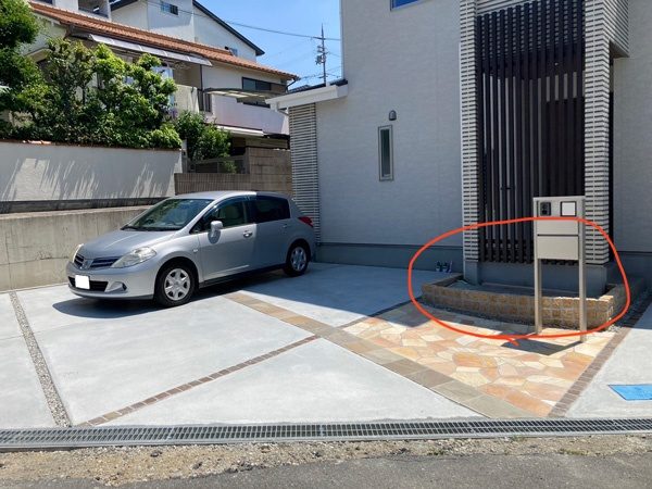 新築のエントランスの花壇に背の高いシンボルツリーと低い植木を植えた事例｜大阪市鶴見区A様（作業前）