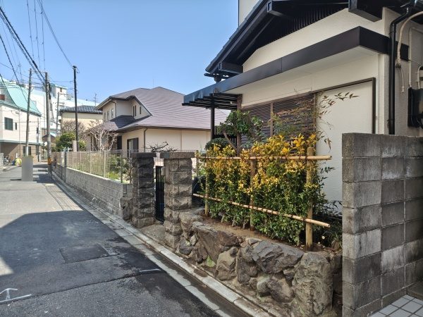 石垣からはみ出てしまったシダレモミジとマサキの剪定・カイヅカイブキの伐採とオウゴンマサキの植栽を1人1日で実施した事例|大阪市淀川区T様(作業後)
