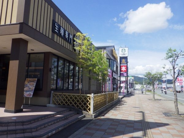 飲食店前の竹10本とサツキを伐採・剪定の、作業後写真