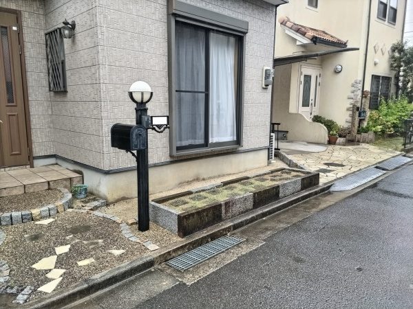 植え込みにヒメシャリンバイとオタフクナンテンの植栽をした事例|大阪市東住吉区G様(作業前)