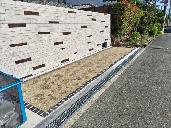新築一戸建ての植栽エリアにエゴノキ・ハナミズキ・ヒメシャリンバイなどを植えた事例｜大阪市都島区K様（作業前）