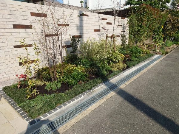 新築一戸建ての植栽エリアにエゴノキ・ハナミズキ・ヒメシャリンバイなどを植えた事例｜大阪市都島区K様（作業後）