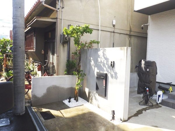 大きく育った植木を撤去し、生長が遅いソヨゴの植栽と砂利敷きをした事例｜大阪市城東区J様（作業後）