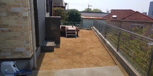 芝張り後