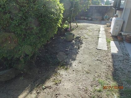 作業前のデコボコの庭