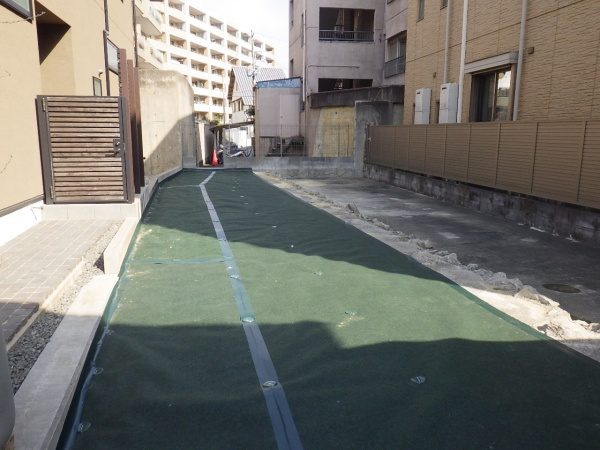 空き地に敷設された防草シート