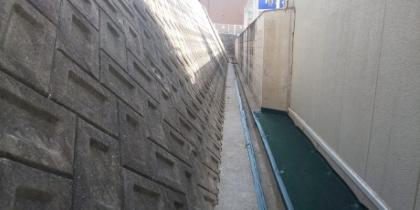コンクリートに防草シートを設置した事例　作業前