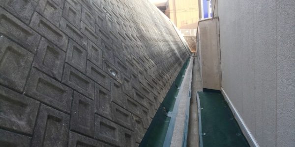コンクリートに防草シートを設置した事例　作業後