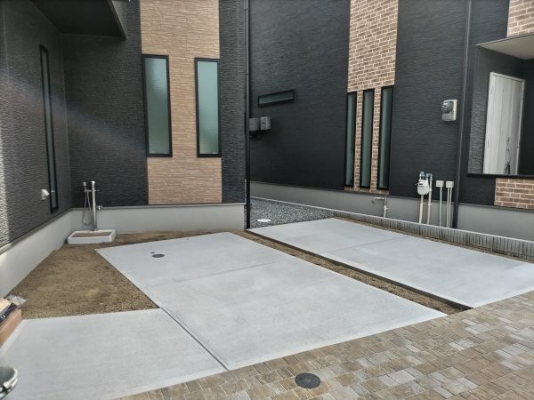新築の駐車場に雑草対策で防草シートと砂利を敷設した事例|堺市北区A様(作業前)