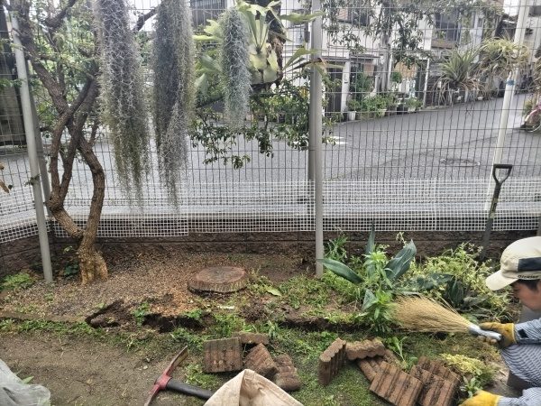 以前伐採した木の切り株を隠すように枕木で花壇を作成した事例｜大阪市住吉区J様
