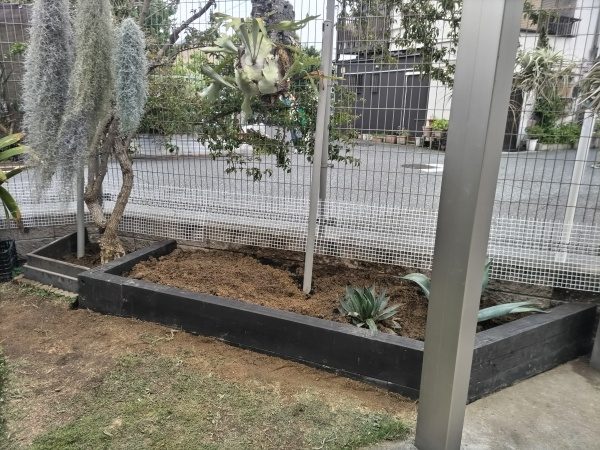以前伐採した木の切り株を隠すように枕木で花壇を作成した事例｜大阪市住吉区J様