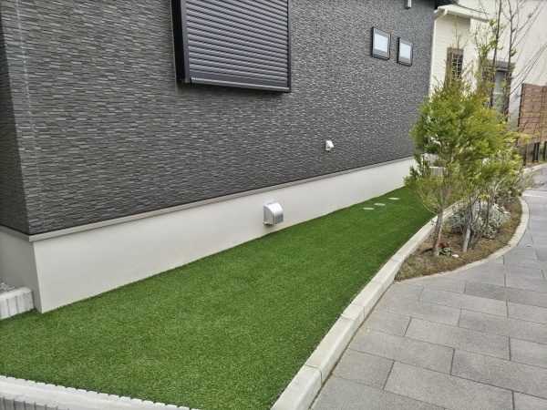 新築一戸建ての裏庭に人工芝を張った事例｜堺市南区T様（施工後）