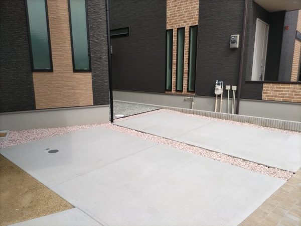 新築の駐車場に雑草対策で防草シートと砂利を敷設した事例|堺市北区A様(作業後)