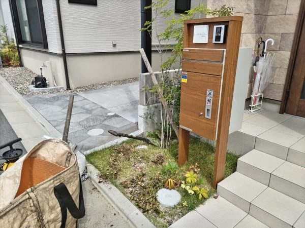 玄関前に自転車置き場を作るために植木撤去と砂利敷きをした事例｜大阪市住吉区K様（作業前）