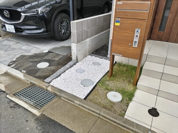 玄関前に自転車置き場を作るために植木撤去と砂利敷きをした事例｜大阪市住吉区K様（作業後）