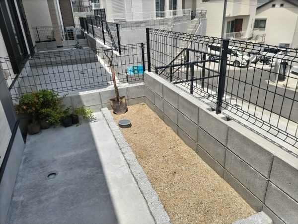 新築の家の植え込みにヤマボウシとオタフクナンテンを植栽した事例｜大阪市東住吉区J様（作業前）