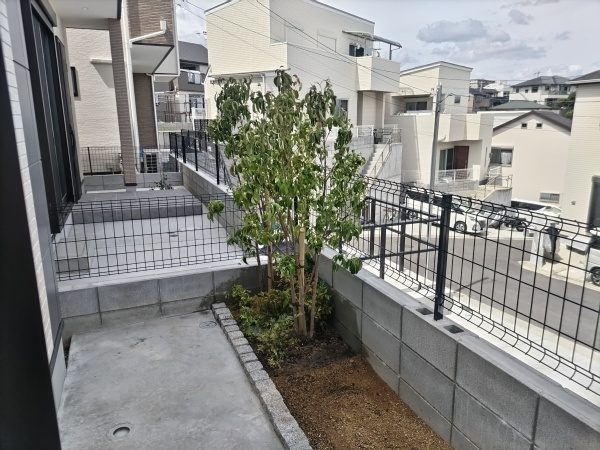 新築の家の植え込みにヤマボウシとオタフクナンテンを植栽した事例｜大阪市東住吉区J様（作業後）