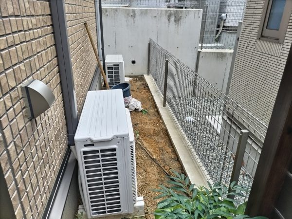 雑草対策として防草シート張りと砂利敷きを実施した事例｜大阪市大正区J様（作業前）
