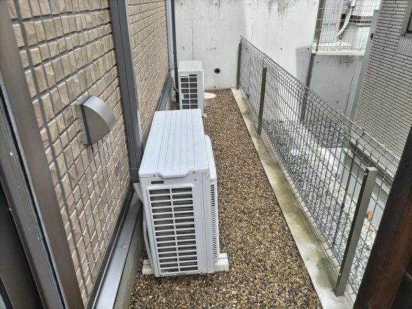 雑草対策として防草シート張りと砂利敷きを実施した事例｜大阪市大正区J様（作業後）