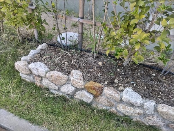 植木の水やりを楽にするために立水栓に散水コントローラーを設置した事例｜大阪市住吉区H様（作業後２）