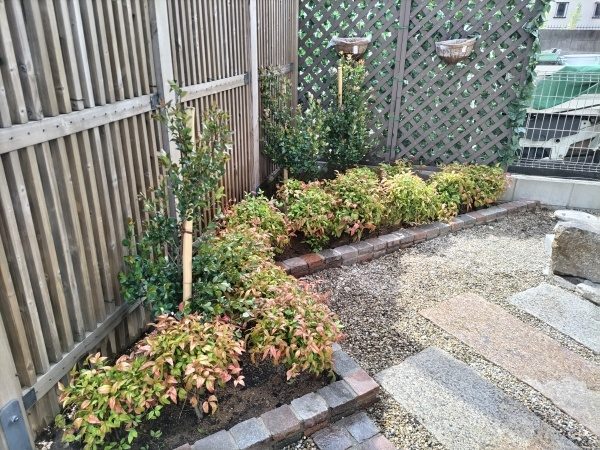 中古で購入した自宅の庭にヒメシャリンバイとオタフクナンテンを植栽した事例｜大阪市城東区A様（作業後）