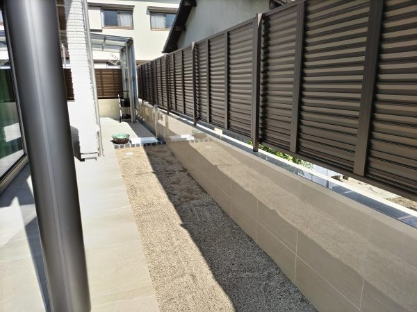 新築のテラスへの植栽工事でキンモクセイやタマリュウを植えた事例｜大阪市都島区A様（施工前）