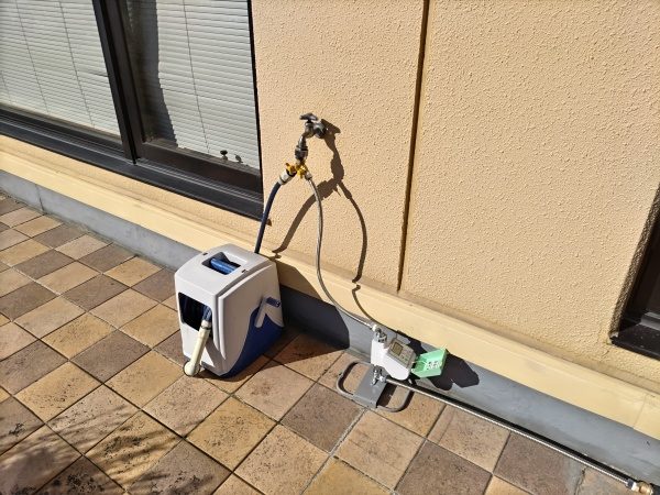 枯れてしまっていた屋上の植木に散水コントローラー・ホースを設置した事例|大阪市都島区Kマンション様(散水コントローラー設置場所)
