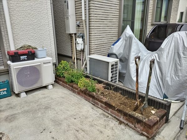自転車を置くために駐車場脇の花壇を撤去した事例｜大阪市東淀川区T様（施工前）
