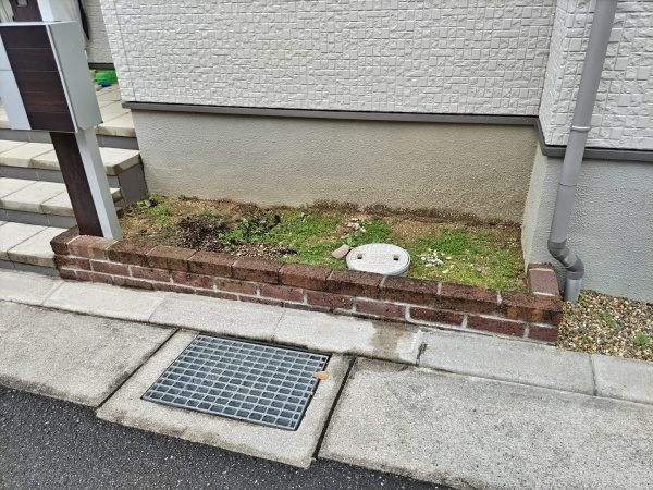 花壇を撤去して自転車置き場にするために「花壇撤去・雨水桝の切り下げ・左官工事」を実施した事例|大阪市鶴見区K様(施工前)