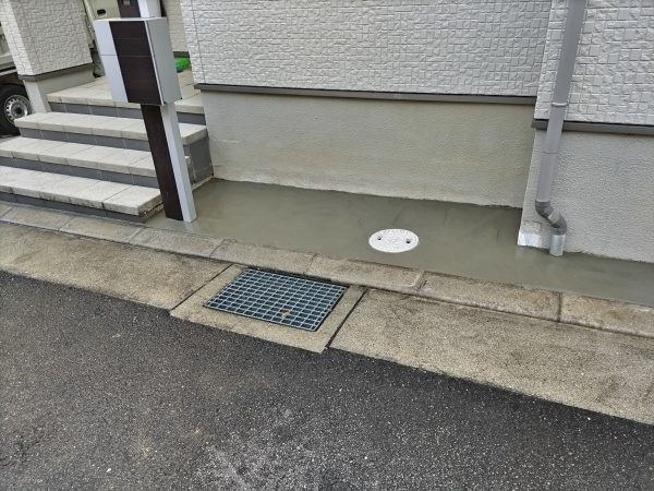 花壇を撤去して自転車置き場にするために「花壇撤去・雨水桝の切り下げ・左官工事」を実施した事例|大阪市鶴見区K様(施工後)