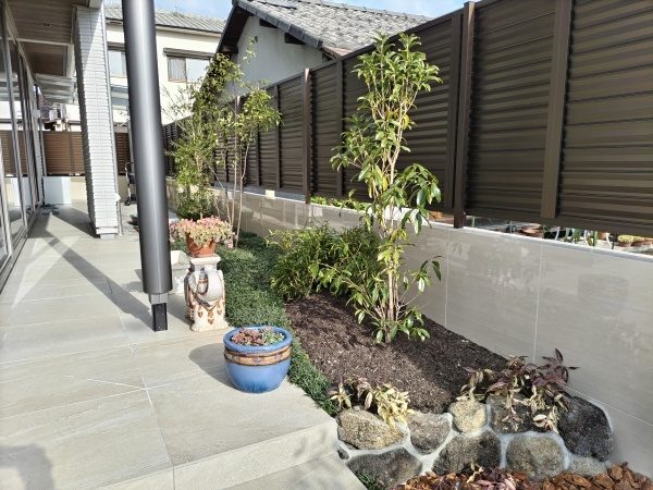 新築のテラスへの植栽工事でキンモクセイやタマリュウを植えた事例｜大阪市都島区A様（施工後）