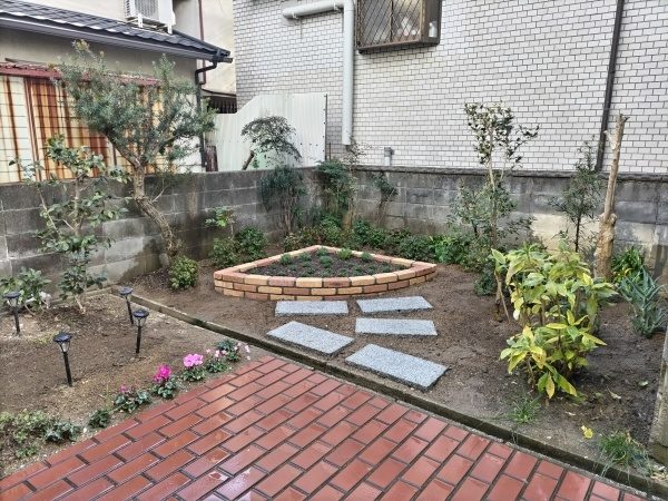 庭の植木を端に移動して「花壇作成」を実施した事例|大阪市鶴見区K様(作業後)