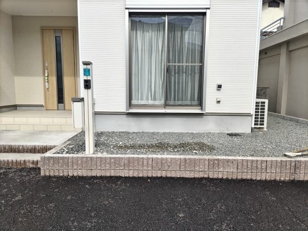 道路から室内が見えないようにヒメシャラ・オタフクナンテン・アベリアホープレイズを植栽した事例｜大阪市鶴見区M様（作業前）