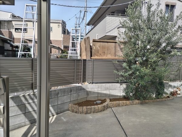 根が塀の外側まで伸びてしまっていたシマトネリコを伐採・抜根した事例|大阪市平野区T様(作業後)