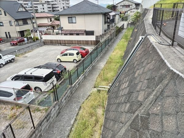 草刈り機とはさみを使用して細長い通路脇の草刈りを1人3時間で実施した事例|大阪府吹田市K様(作業前)
