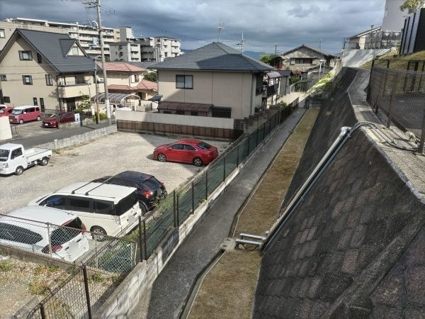 草刈り機とはさみを使用して細長い通路脇の草刈りを1人3時間で実施した事例|大阪府吹田市K様(作業後)