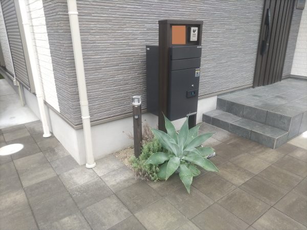 何度植え替えても枯れてしまう日当たりが悪いポストの下にシャガ・フイリヤブラン・ヒューケラなどを1人1時間で植栽した事例|大阪市城東区I様(作業前)
