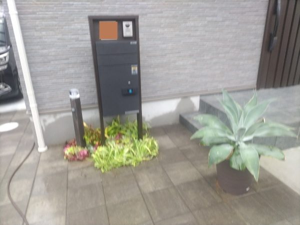 何度植え替えても枯れてしまう日当たりが悪いポストの下にシャガ・フイリヤブラン・ヒューケラなどを1人1時間で植栽した事例|大阪市城東区I様(作業後)