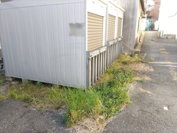 トランクルーム（貸し倉庫）周囲の草刈りと防草シートの敷設を1人3時間で実施した事例｜大阪市中央区K様（作業前）