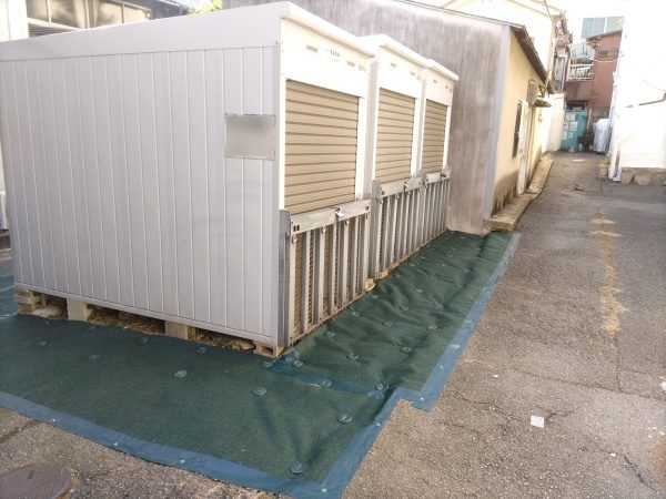 トランクルーム(貸し倉庫)周囲の草刈りと防草シートの敷設を1人3時間で実施した事例|大阪市中央区K様(作業後)