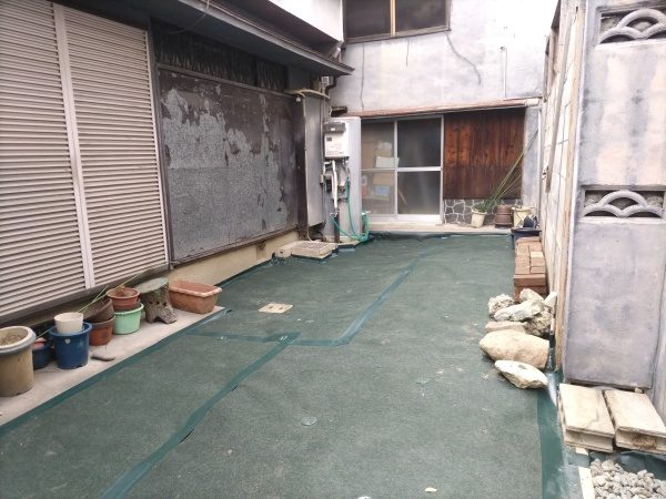 片付けが面倒だった空き家の「植木の撤去」と「防草シートの敷設」を2人2日で実施した事例|大阪府大阪市淀川区T様(作業後)